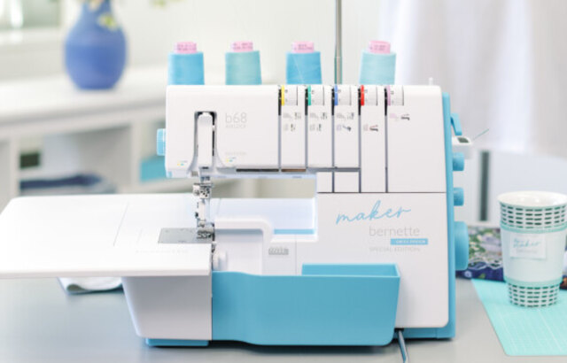 Bernette b68 Maker overlockmachine in een naaiatelier